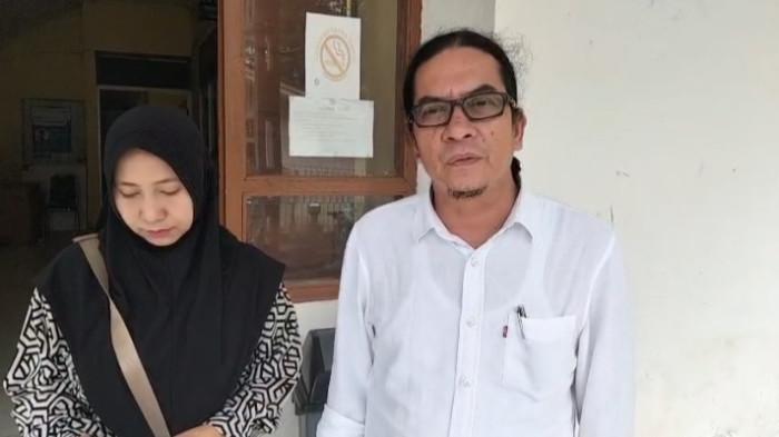 KASUS PENYEDIA INTERNET - Kuasa Hukum Yogi Gilang Arya Setia, Romi Martianus (kanan) saat memberikan keterangan terkait permohonan penangguhan penahanan Yogi di Kabupaten Kepulauan Mentawai beberapa waktu lalu. Permohonan tersebut telah disampaikan kepada Ketua Majelis Hakim PN Padang dan jawaban tertulis diperkirakan keluar pada 7 September 2026.