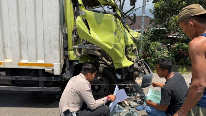 KECELAKAAN LALU LINTAS- Petugas kepolisian melakukan olah TKP usai kecelakaan tunggal truk boks di Jalan Lintas Solok Padang, Nagari Koto Gadang Guguak, Kab. Solok, pada Kamis (28/08) sekitar pukul 10.25 WIB.