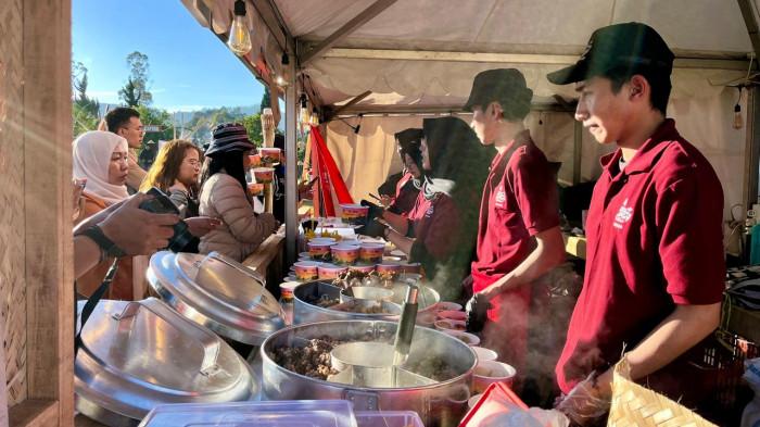 KULINER BERKUAH - Stan kuliner menjadi satu di antara stan paling sering dikunjungi pengunjung Dieng Culture Festival (DCF) 2026, Banjarnegara, Jawa Tengah, Jumat (28/8/2026). Sejumlah stan UMKM yang menawarkan kuliner dan beragam produk turut meramaikan DCF 2026.