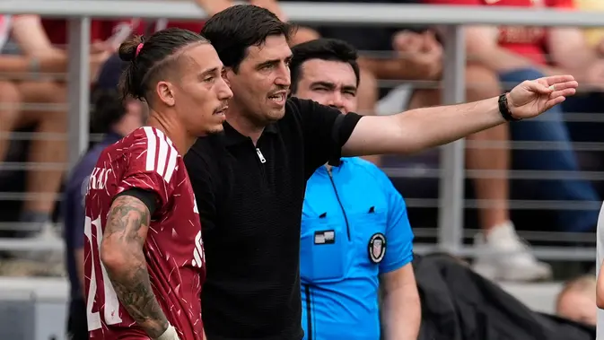 Pelatih Liverpool Andoni Iraola (kanan) berbicara dengan bek Konstantinos Tsimikas (kiri) pada babak pertama laga persahabatan pramusim antara Liverpool vs Sunderland di Nashville, Tenn., Sabtu, 25 Juli 2026. (AP Photo/George Walker IV)