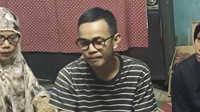 DEMO RICUH - Yoga Noval (29), putra almarhum Bambang Setiyawan (59) saat ditemui di rumahnya, Pejompongan, Jakarta Pusat, Jumat (28/8/2026). Bambang meninggal akibat kericuhan setelah demo di DPR. 