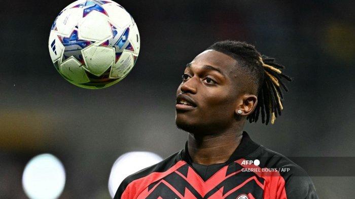 Pemain depan AC Milan asal Portugal #10 Rafael Leao melakukan pemanasan sebelum pertandingan sepak bola grup F putaran pertama Liga Champions UEFA antara AC Milan dan Paris Saint-Germain di stadion San Siro di Milan pada 7 November 2023.