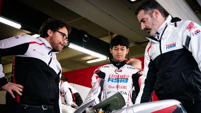 Veda Ega Pratama saat mengikuti tes pramusim Moto3 2026. (X/Honda Team Asia)