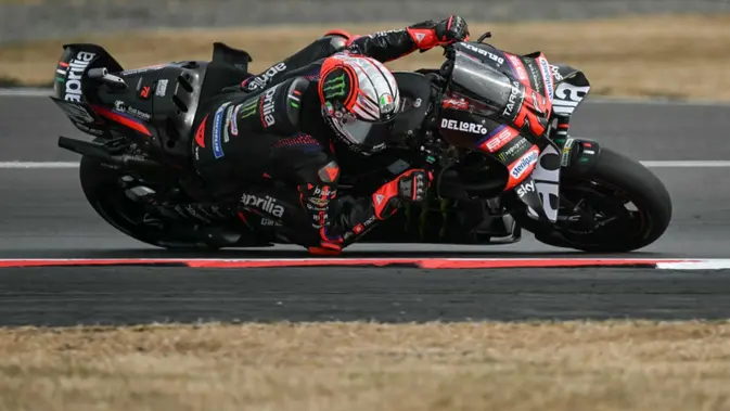 Pembalap Italia dari tim Aprilia Racing, Marco Bezzecchi, berpartisipasi dalam Balapan Sprint MotoGP pada hari kedua akhir pekan MotoGP Grand Prix Inggris di Sirkuit Silverstone, Inggris tengah, pada 8 Agustus 2026. (Glyn KIRK/AFP)