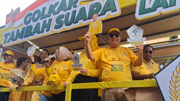 PAWAI KENDARAAN HIAS - Gubernur Bangka Belitung Hidayat Arsani saat melepas peserta pawai kendaraan hias merayakan HUT ke-81 RI di Kota Pangkalpinang pada Sabtu (29/8/2026).