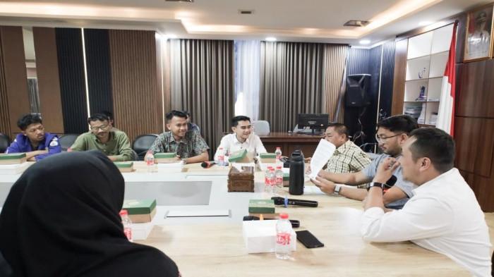 Komisi V DPRD Provinsi Banten menerima audiensi dari Creative Democracy Center (CDC) Forum Mahasiswa dan Pemuda terkait fenomena LGBT dan kekhawatiran terhadap peningkatan penyakit menular seksual di Provinsi Banten. Audiensi berlangsung di Ruang Rapat Komisi V DPRD Provinsi Banten, Kamis (27/08/2026)