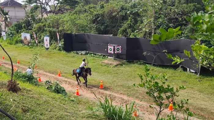 MEMANAH - Seorang peserta memacu kuda sambil melepaskan anak panah pada Liga Santri Indonesia Seri ke-2 di Noor Stable, Kota Serang, Banten, Jumat (28/8/2026).