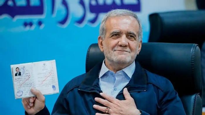 PRESIDEN IRAN - Presiden Iran Masoud Pezeshkian. Dia menegaskan hak Iran untuk menjalankan program nuklir untuk kepentingan sipil tidak dapat dirampas oleh perang ataupun ancaman. Presiden Iran Masoud Pezeshkian mengatakan Teheran dan Oman telah menyepakati rute pelayaran melalui Selat Hormuz.