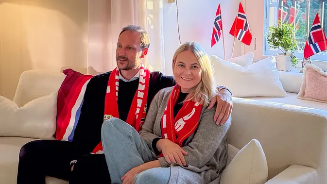 Putri Mahkota Norwegia Mette-Marit dan Putra Mahkota Norwegia Haakon menonton bersama pertandingan sepak bola antara Brasil dan Norwegia di Piala Dunia 2026. (dok. THE ROYAL COURT / AFP)