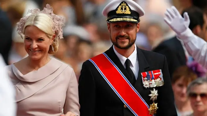 Putra Mahkota Norwegia Haakon dan istrinya, Putri Mahkota Mette-Marit, tiba di Istana Monako untuk menghadiri upacara pernikahan keagamaan Pangeran Albert II dan Putri Charlene. (Dok. AP Photo/Michel Spingler, Pool)