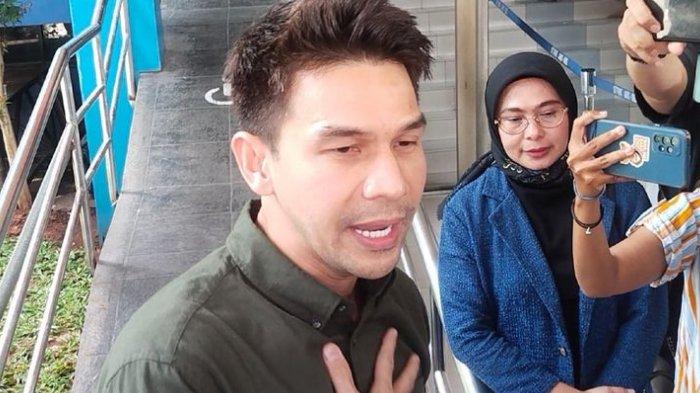 Jonathan Frizzy laporkan akun hater Instagram ke Polda Metro Jaya, Jakarta Selatan, Senin (4/3/2024).