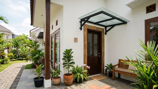 Model Kanopi Kecil di Atas Pintu Rumah  (AI Generated)