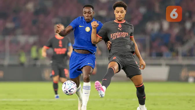 Danny Welbeck (kiri) berebut bola dengan Koni De Winter dalam laga pramusim antara Chelsea dan AC Milan di Stadion Utama Gelora Bung Karno (SUGBK), Jakarta, Sabtu (8/8/2026) malam WIB. Kedua pemain terlibat duel ketat untuk memenangkan penguasaan bola dalam pertandingan yang berakhir dengan kemenangan Chelsea 3-0 atas AC Milan. (KapanLagi.com/Budy Santoso)