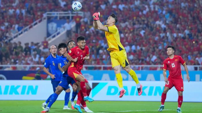 MENINJU BOLA - Aksi kiper Timnas Vietnam, Patrik Le Giang berusaha meninju bola dalam pertandingan final leg kedua Piala AFF 2026 melawan Thailand di My Dinh Stadium, Hanoi, pada Rabu (26/8/2026) malam WIB.