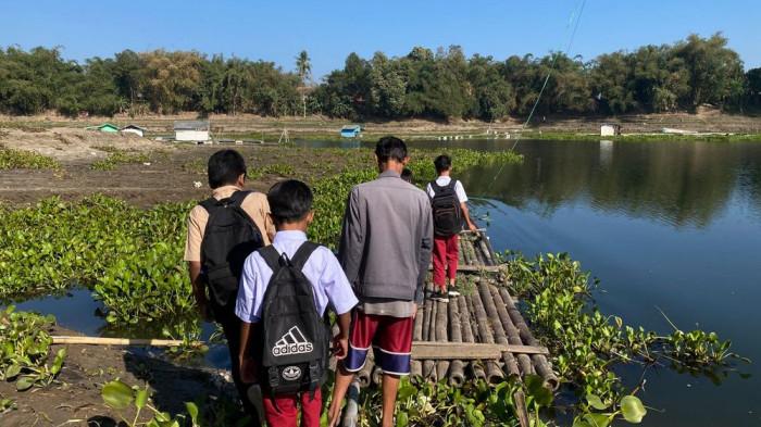 BERANGKAT SEKOLAH - Anak-anak naik rakit menyeberangi Waduk Saguling, Bandung Barat, Jawa Barat untuk berangkat sekolah, Jumat 28 Agustus 2026.