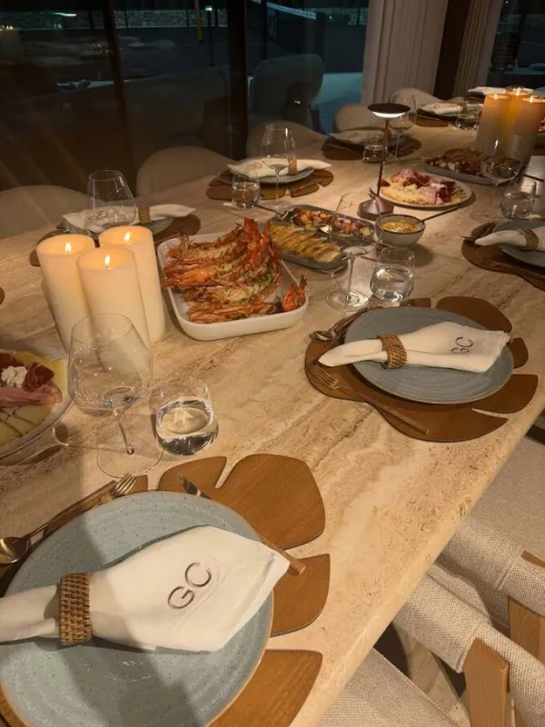 The couple took care of every detail on the dining table, from the ivory white linen embroidered with their initials in gold thread to the candles, decorations and small items.