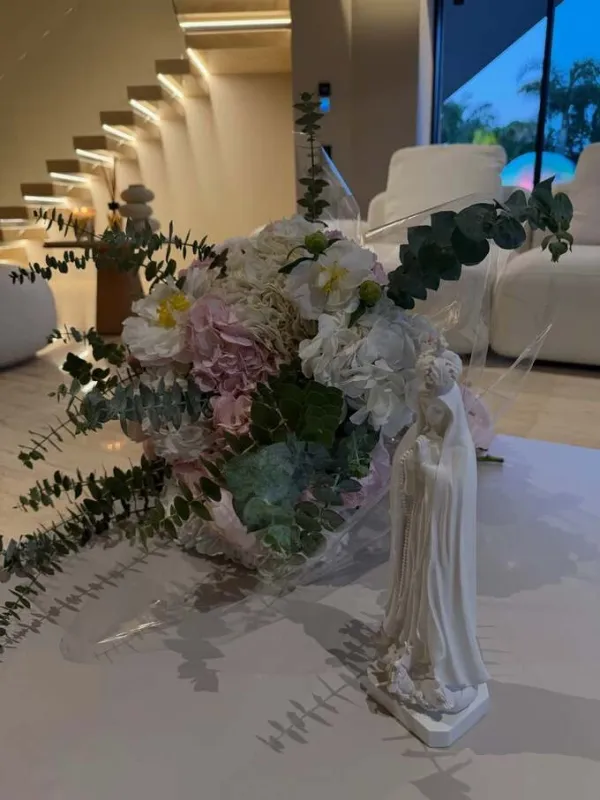Several white religious statues are placed in the house. This detail is also associated with the beliefs of Georgina, who has special devotion to Our Lady of Fatima.