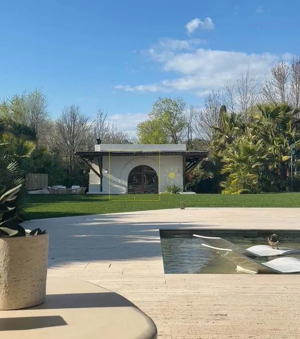 The garden has its own swimming pool, designed as a private getaway for the family. Large pieces of glass help natural light flood into the house, while erasing the boundary between inside and outside living spaces.