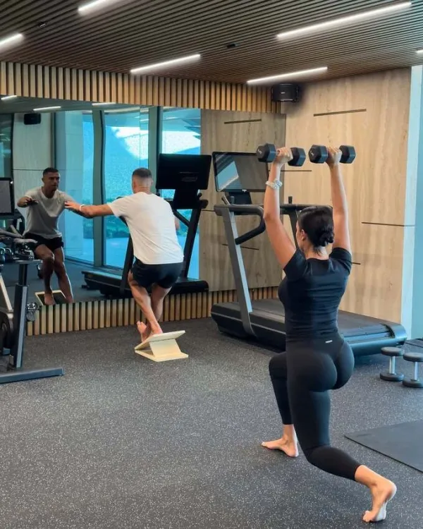In addition to the living areas, the villa also has a gym, massage room, cinema, tennis court, two swimming pools and a large garage for Ronaldo's car collection. With a closed space system and many private amenities, the house is like a fortress that helps Ronaldo and Georgina protect their family life from media attention.