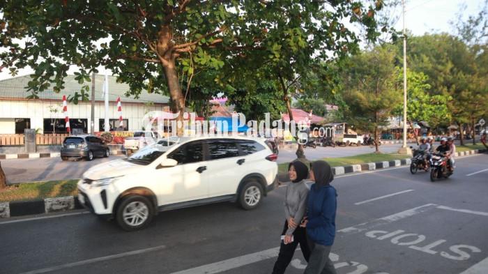 JOGGING TAPLAU- Lintasan pedestrian Taplau dipadati warga dari berbagai kalangan yang melakukan aktivitas fisik, khususnya jogging, Sabtu (29/8/2026) sore. Tren olahraga sore di Taplau tidak hanya digandrungi kalangan pria, tetapi juga para wanita dari berbagai latar belakang.