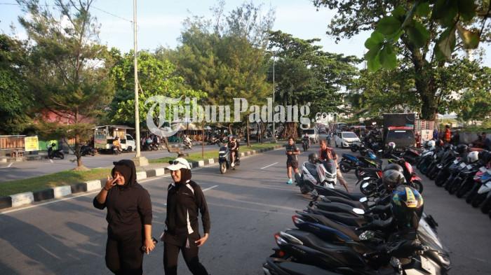 JOGGING TAPLAU- Lintasan pedestrian Taplau dipadati warga dari berbagai kalangan yang melakukan aktivitas fisik, khususnya jogging, Sabtu (29/8/2026) sore. Tren olahraga sore di Taplau tidak hanya digandrungi kalangan pria, tetapi juga para wanita dari berbagai latar belakang.