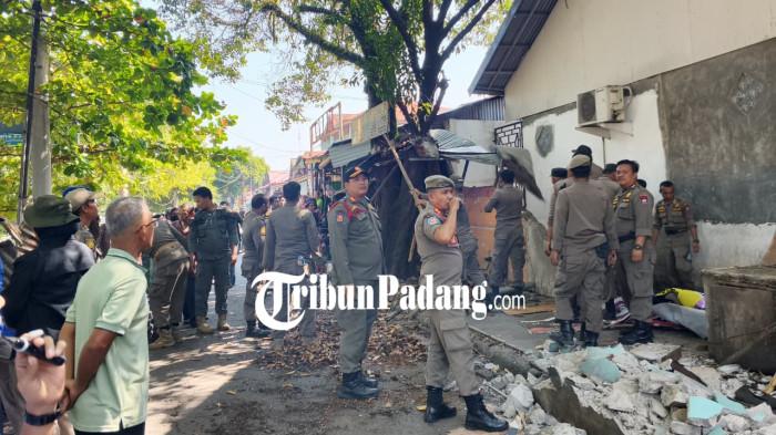 PNERTIBAN PKL- Puluhan personel Satpol PP Kota Padang membongkar lapak pedagang kaki lima (PKL) di sekitar RSUP Dr M Djamil Padang, Sabtu (29/8/2026).