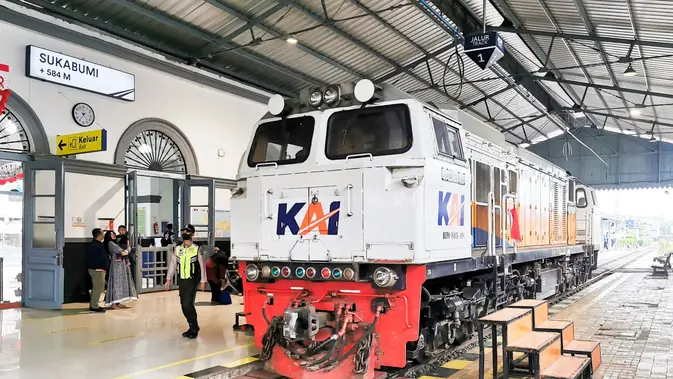 Antrian penumpang di stasiun KAI Sukabumi. (Liputan6.com/Dokumen KAI Daop 1 Jakarta).