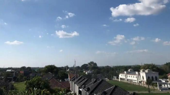CERAH - Foto Cuaca cerah berawan di kawasan kantor Tribun Network, Klodran, Colomadu, Karanganyar, Jawa Tengah. Simak prakiraan cuaca Surabaya hari ini, Senin (24/8/2026).