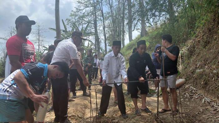 TOLAK TAMBANG ILEGAL - Warga Desa Lahar, Kecamatan Tlogowungu, Pati, menutup akses tambang galian c ilegal di wilayah mereka, Rabu (26/8/2026).