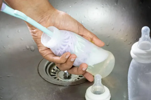 How to clean a daily-use water bottle properly