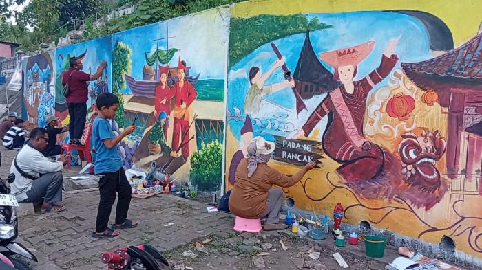 LOMBA MURAL - Sejumlah peserta sibuk menyelesaikan lukisan mural di dinding penahan perbukitan kawasan Taman Aliran Kenangan, Jalan Sutan Syahrir, Kelurahan Mata Air, Kecamatan Padang Selatan, Kota Padang, Sumatera Barat (Sumbar), Sabtu (29/8/2026). Lomba mural tersebut mengangkat tema budaya Minangkabau dan pariwisata Kota Padang.