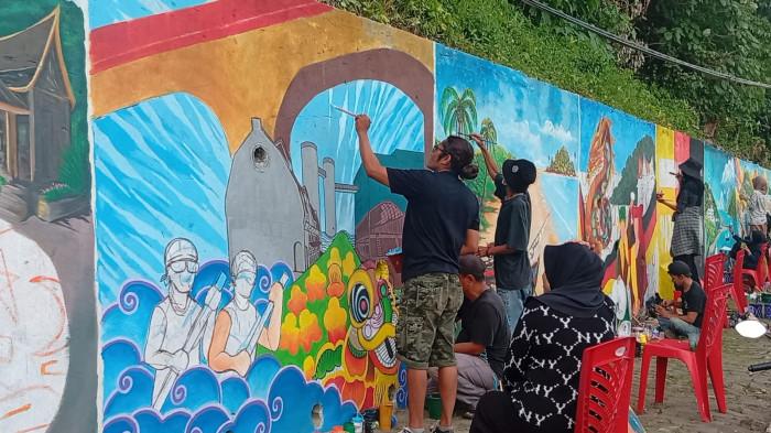 LOMBA MURAL - Sejumlah peserta sibuk menyelesaikan lukisan mural di dinding penahan perbukitan kawasan Taman Aliran Kenangan, Jalan Sutan Syahrir, Kelurahan Mata Air, Kecamatan Padang Selatan, Kota Padang, Sumatera Barat (Sumbar), Sabtu (29/8/2026). Lomba mural tersebut mengangkat tema budaya Minangkabau dan pariwisata Kota Padang.