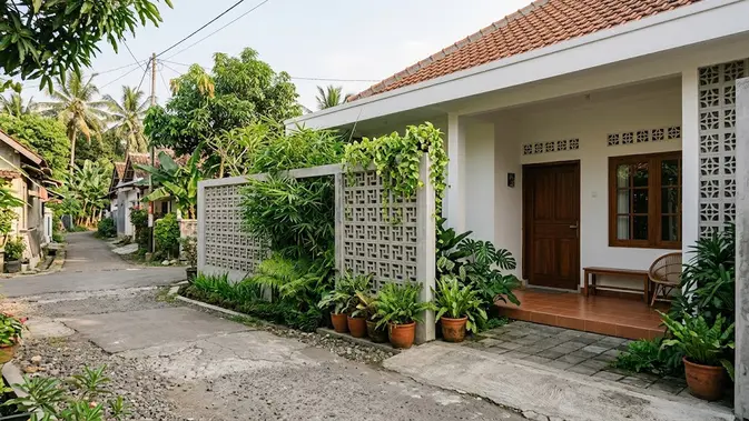 Desain Rumah Kampung dengan Roster dan Tanaman (AI Generated)