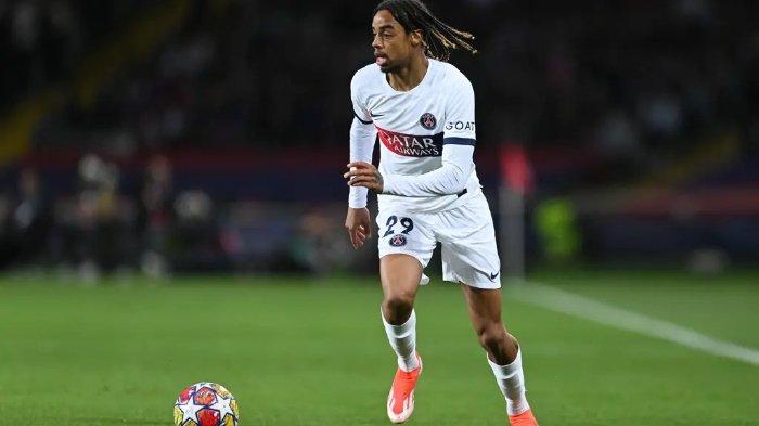 Aksi Bradley Barcola (PSG) saat menggiring bola.
