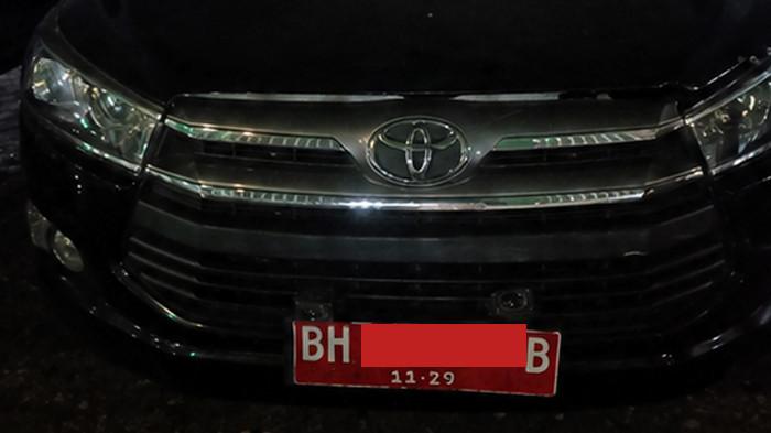 KECELAKAAN - Potret pelat mobil yang terlibat kecelakaan di Pal 1 Muara Bulian, Kamis (27/8/2026) malam.