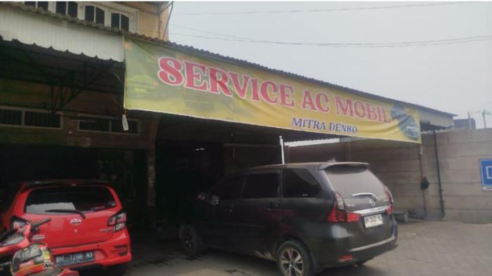 KEBANJIRAN ORDERAN - Tempat usaha service dan perawatan AC mobil di Kota Jambi kebanjiran orderan karena kemarau dan cuaca panas tahun ini.