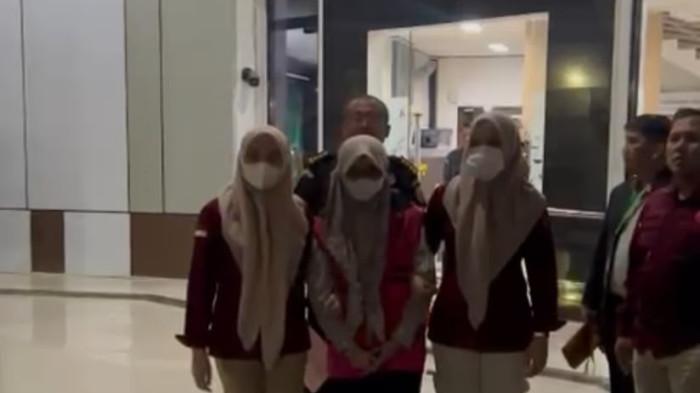 TERSANGKA BARU - Kejaksaan Tinggi Jambi menetapkan tersangka baru berinisial LK dalam kasus korupsi pengadaan tanah untuk pembangunan akses jalan menuju Pelabuhan Ujung Jabung pada Dinas Pekerjaan Umum dan Perumahan Rakyat (PUPR) Provinsi Jambi 2019-2023, Rabu, (26/8/2026) malam. LK langsung ditahan.