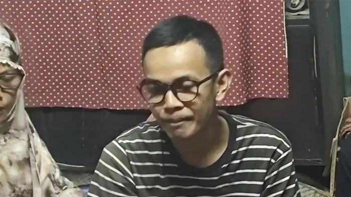 PESAN AYAH - Yoga Noval (29), putra almarhum Bambang Setiyawan (59) saat ditemui di rumahnya, Pejompongan, Jakarta Pusat, Jumat (28/8/2026). Bambang adalah pedagang kaca yang meninggal akibat kericuhan setelah demo di DPR, Kamis (27/8/2026) kemarin.