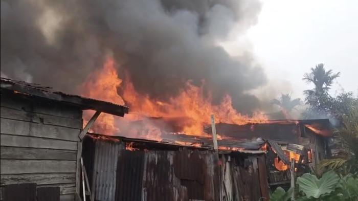 KEBAKARAN - Kebakaran melanda 19 rumah di RT 23, Kelurahan Cempaka Putih, Kota Jambi, Sabtu (29/8/2026) siang. Sebanyak 59 orang kehilangan tempat tinggal akibat insiden itu.