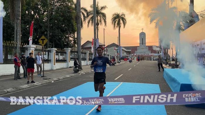 Andreansyah (18) saat tiba di garis finish sebagai peserta tercepat dalam ajang Qris Run 5 K yang berlangsung di kawasan Alun-alun Taman Merdeka Kota Pangkalpinang, Minggu (30/8/2026).
