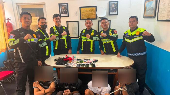 TERDUGA PELAKU NARKOBA - Empat terduga pelaku narkoba di Batam yang ditangkap personel Satlantas Polresta Barelang, Rabu (26/8/2026). Penangkapan 4 terduga pelaku berawal dari pelanggaran lalu lintas yang dilakukan dua orang di mobil Honda Brio BP 1468 CM saat melintas di kawasan lampu merah Simpang McDonald Jodoh, Kota Batam.