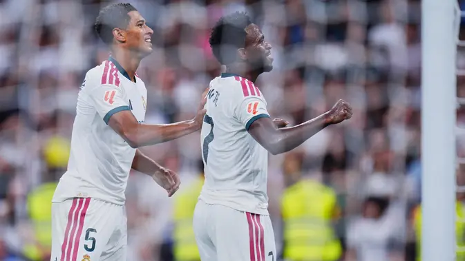 Pemain Real Madrid Jude Bellingham dan Vinicius Junior merayakan gol dalam laga La Liga Spanyol antara Real Madrid vs Real Sociedad di Madrid, Spanyol, Rabu, 26 Agustus 2026. (AP Photo/Manu Fernandez)