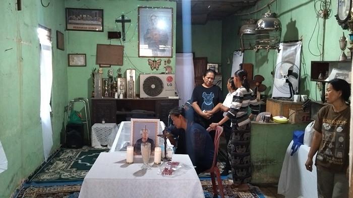 NENEK TERBAKAR -- Suasana rumah duka nenek yang tewas terbakar setelah disiram cucu menggunakan bensin di Jalan Sukarela, Lorong Batujajar, Sukarami, Kecamatan Sukarami, Palembang, Sabtu (29/8/2026). Api tersambar dari kompor yang masih menyala.