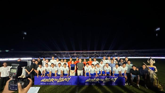 PELUNCURAN TIM - Skuad PSIM Yogyakarta berfoto bersama setelah acara peluncuran resmi jersi untuk musim kompetisi Liga 2 2026/2027 di Stadion Sultan Agung, Bantul, Sabtu (29/8/2026). Jersi anyar hasil kolaborasi dengan Adidas ini memiliki detail motif Batik Parang di bagian pundak, yang menjadi simbol identitas lokal.