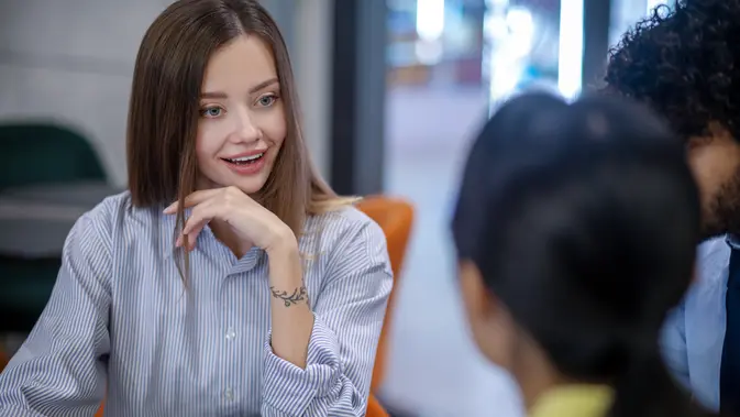Perempuan sedang Berkomunikasi Gaya bicara dapat menunjukkan kecerdasan seseorang (Freepik/zinkevych)