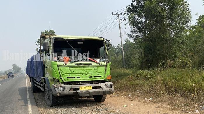 Kondisi truk fuso yang mengalami kaca pecah setelah terlibat kecelakaan di Jalan Gubernur Soebardjo, Gambut, Banjar, Minggu (30/8/2026)