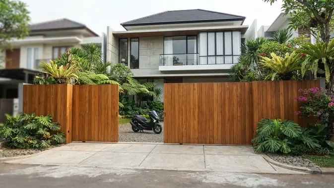 Pagar Kayu Minimalis Tertutup (Privasi Maksimal). Foto: AI Generated