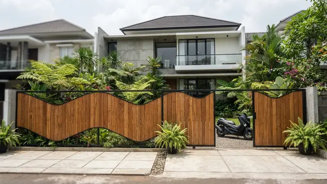 Pagar Kayu Kombinasi Tingkat Tinggi-Rendah. Foto: AI Generated