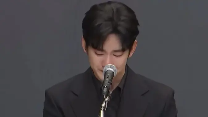 Kim Soo Hyun menangis saat menggelar konferensi pers. (dok. X@IrisBarryAllen)