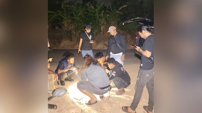PEREDARAN SABU -- Pelaku beserta barang bukti, saat diamankan di Mapolres Bangka, Sabtu (29/8/2026).